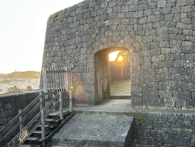 浦添城跡（ようどれ）冬至の日の出